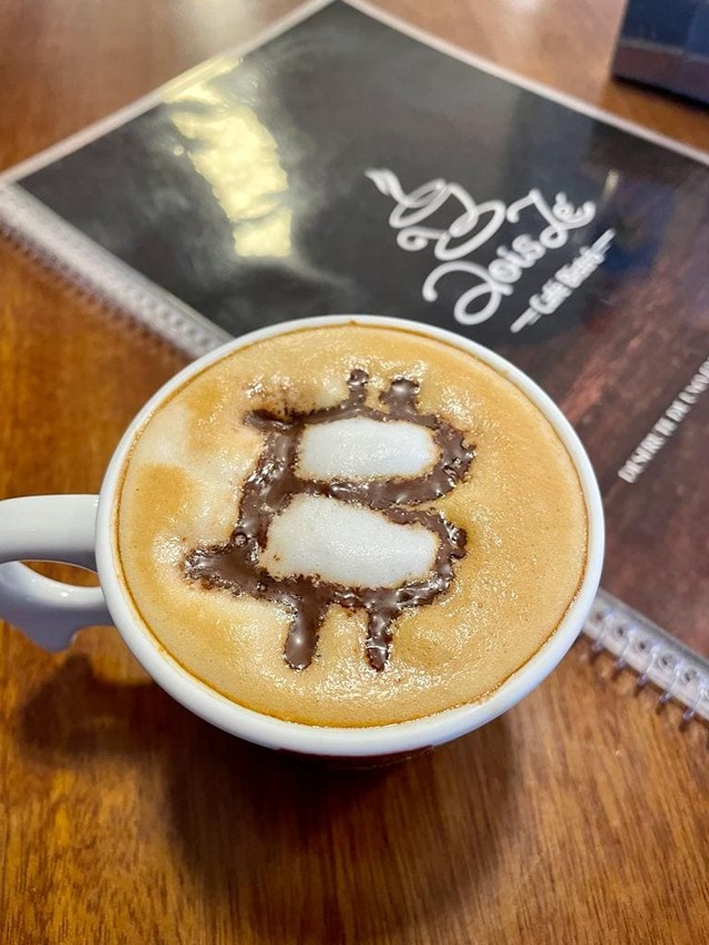 Café em Rolante com o símbolo do bitcoin