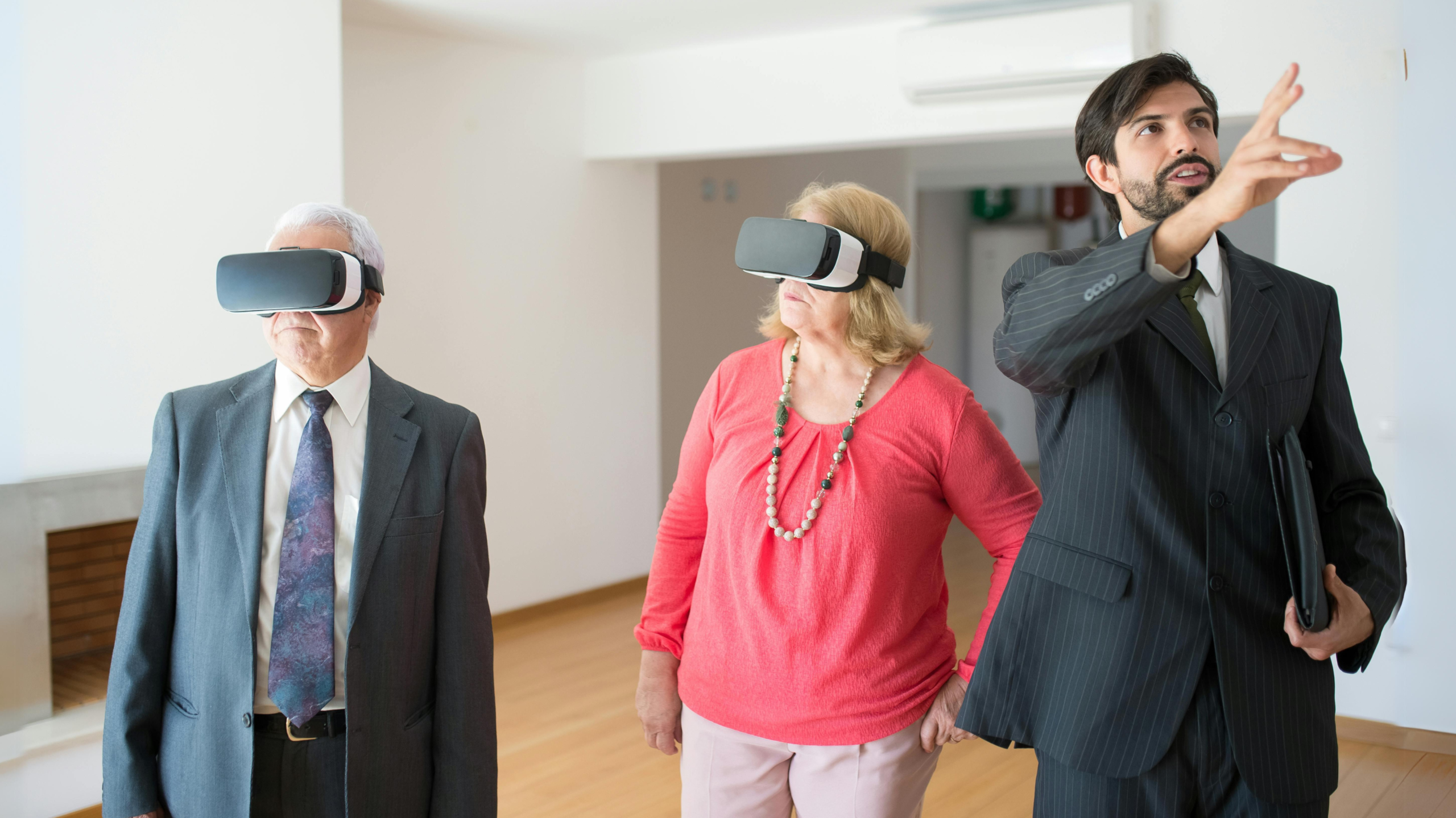Corretor apresentando casa com o uso dos óculos VR